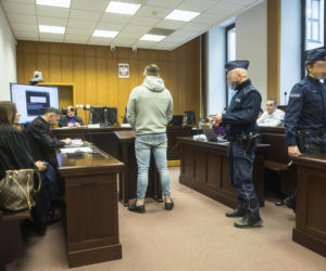 Co widać na nagraniu ataku nożem na Nowym Świecie? Sąd odtworzył szokujący materiał