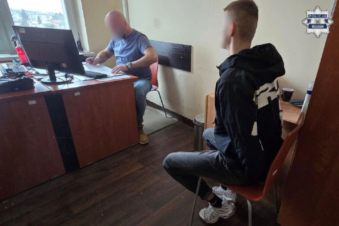 19-latek wywołał awanturę podczas imprezy sylwestrowej. Złamał policjantowi nos