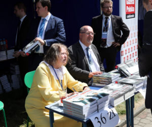 Janina Goss sprzedaje ksiazki o braciach Kaczynskich