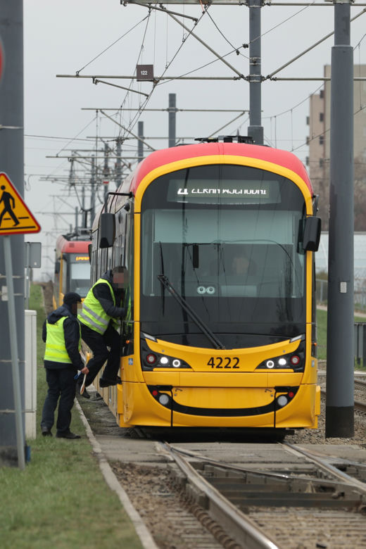 Motorniczowie zapominają opuścić pantograf i uszkadzają tramwaj. Na ratunek przyszli funkcjonariusze nadzoru ruchu