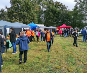 Pomarańczowi rowerzyści najechali zamek w Szymbarku