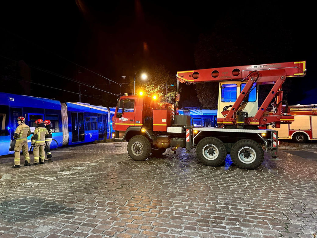 Tajemniczy wypadek na ul. Bydgoskiej w Toruniu. Auto zderzyło się z tramwajem