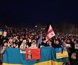 Manifestacja przeciwko wojnie na Ukrainie na placu Solidarności w Szczecinie