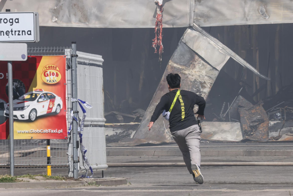 Pożar na Marywilskiej 44. Nieznana osoba z bronią wdarła się na teren centrum 
