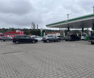 Tusk obniża ceny paliw, a Niemcy masowo ruszają do Polski. Ile naprawdę można zaoszczędzić?