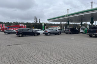 Tusk obniża ceny paliw, a Niemcy masowo ruszają do Polski. Ile naprawdę można zaoszczędzić?