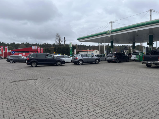 Tusk obniża ceny paliw, a Niemcy masowo ruszają do Polski. Ile naprawdę można zaoszczędzić?