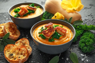 Niebanalna zupa z dyni, którą pokocha cała rodzina. Aromaty curry i chrupiący ser