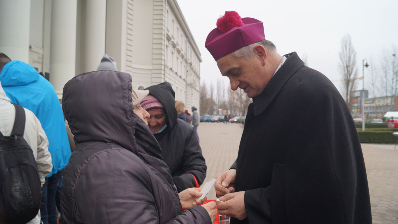 Wigilia dla bezdomnych i potrzebujących przed bydgoską Bazyliką [ZDJĘCIA]