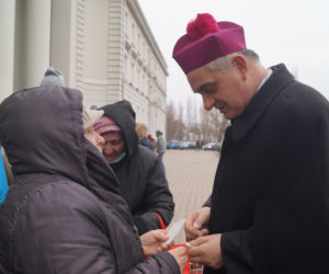 Wigilia dla bezdomnych i potrzebujących przed bydgoską Bazyliką [ZDJĘCIA]