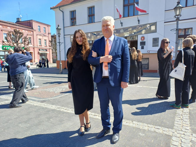 Polonez maturzystów z I LO na rynku w Ostrzeszowie