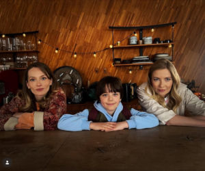 Barwy szczęścia nowy sezon na planie. Dominika (Karolina Chapko), Mateuszek (Filip Kawalerowicz), Renata (Anna Mrozowska)