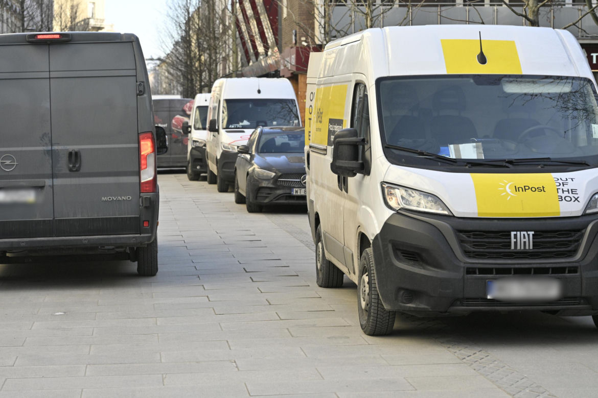 Deptak w centrum Warszawy za miliony w ruinie? Urzędnicy uspokajają, a internauci grzmią!