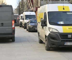 Deptak w centrum Warszawy za miliony w ruinie? Urzędnicy uspokajają, a internauci grzmią!
