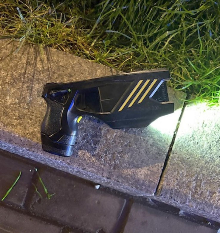 Fałszywy policjant rzucił się na strażnika miejskiego z paralizatorem! Szokująca napaść w Warszawie