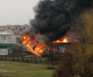 Ostrów Mazowiecka. Pożar opuszczonego budunku szkolnego.