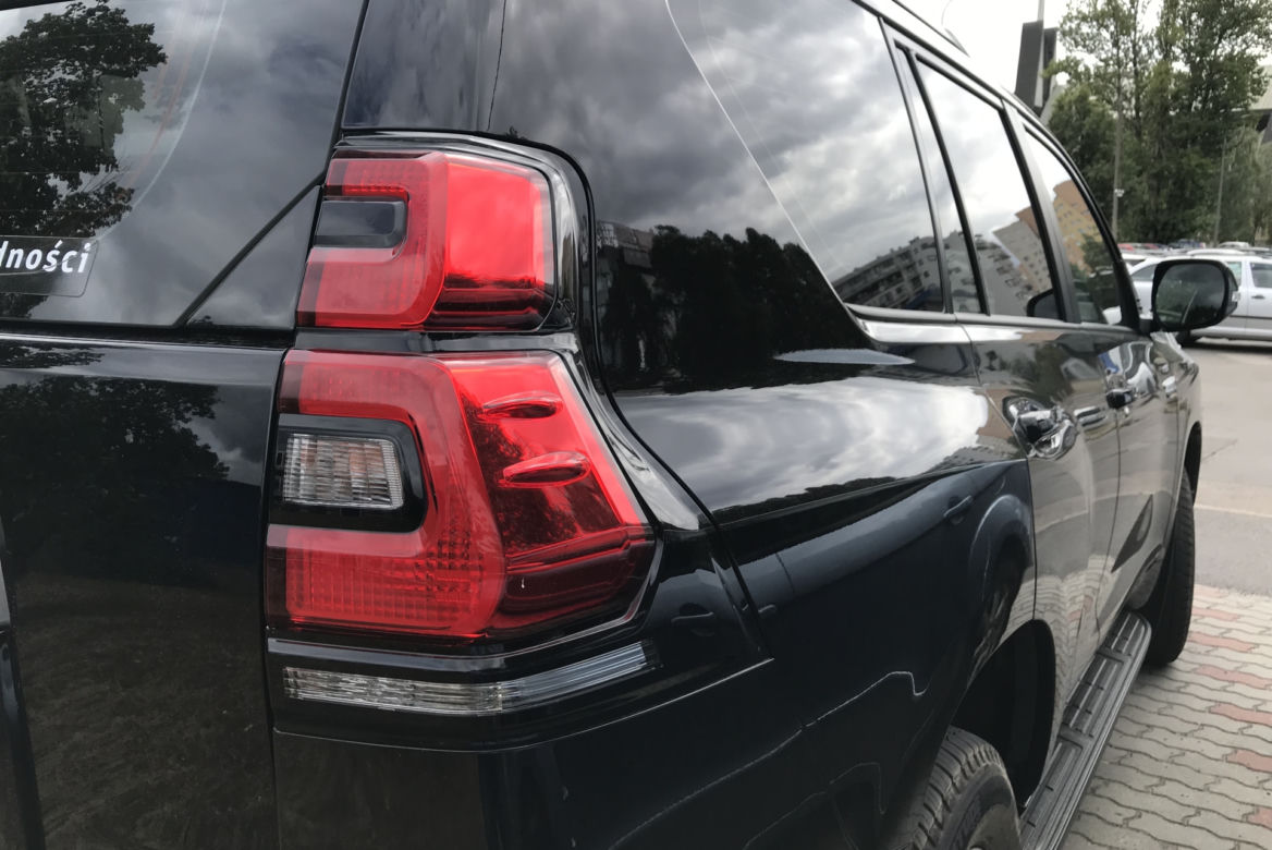 Mikołaj Roznerski jeździ Toyotą Land Cruiser