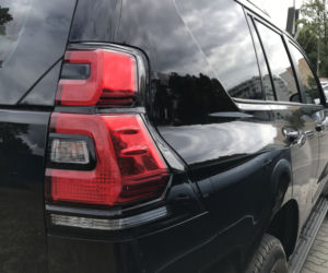 Mikołaj Roznerski jeździ Toyotą Land Cruiser