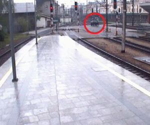Tego jeszcze nie było! Pijany w sztok wjechał autem... na peron Dworca Głównego!
