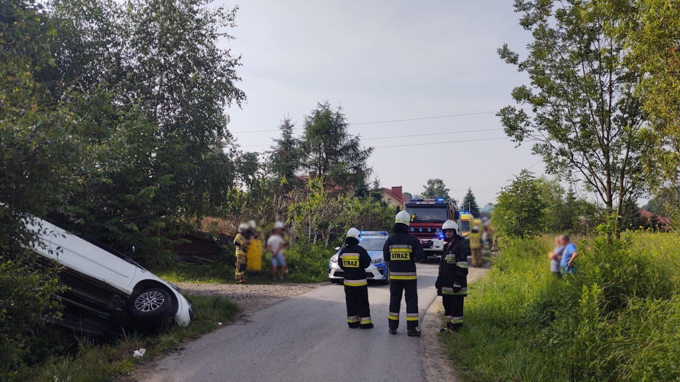 Osobówka z trójką pasażerów nie zmieściła się na wąskiej drodze. Wylądowała w rowie