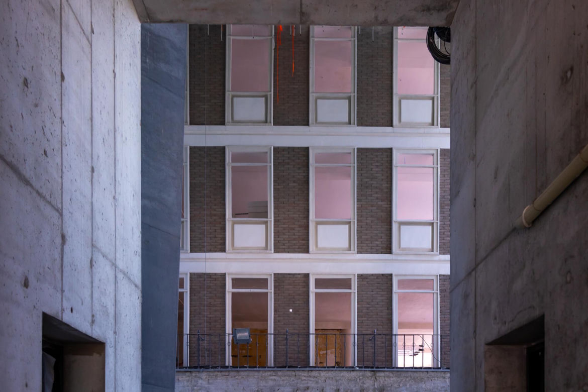 Biurowiec The Bridge – widok z lobby na budynek Bellony