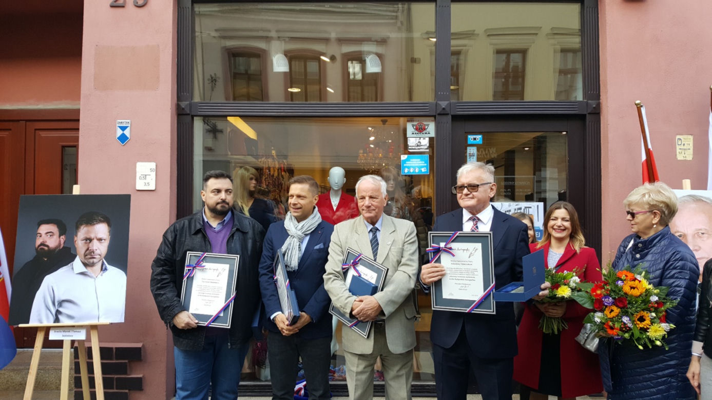 Nowe autografy na ul. Długiej! Swoje podpisy odsłonili bracia Sekielcy, Jan Rulewski i Antoni Tokarczuk [ZDJĘCIA, WIDEO]