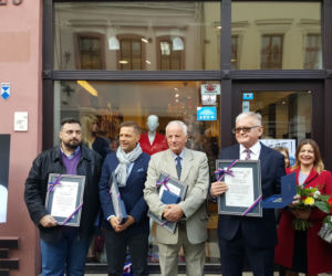 Nowe autografy na ul. Długiej! Swoje podpisy odsłonili bracia Sekielcy, Jan Rulewski i Antoni Tokarczuk [ZDJĘCIA, WIDEO]