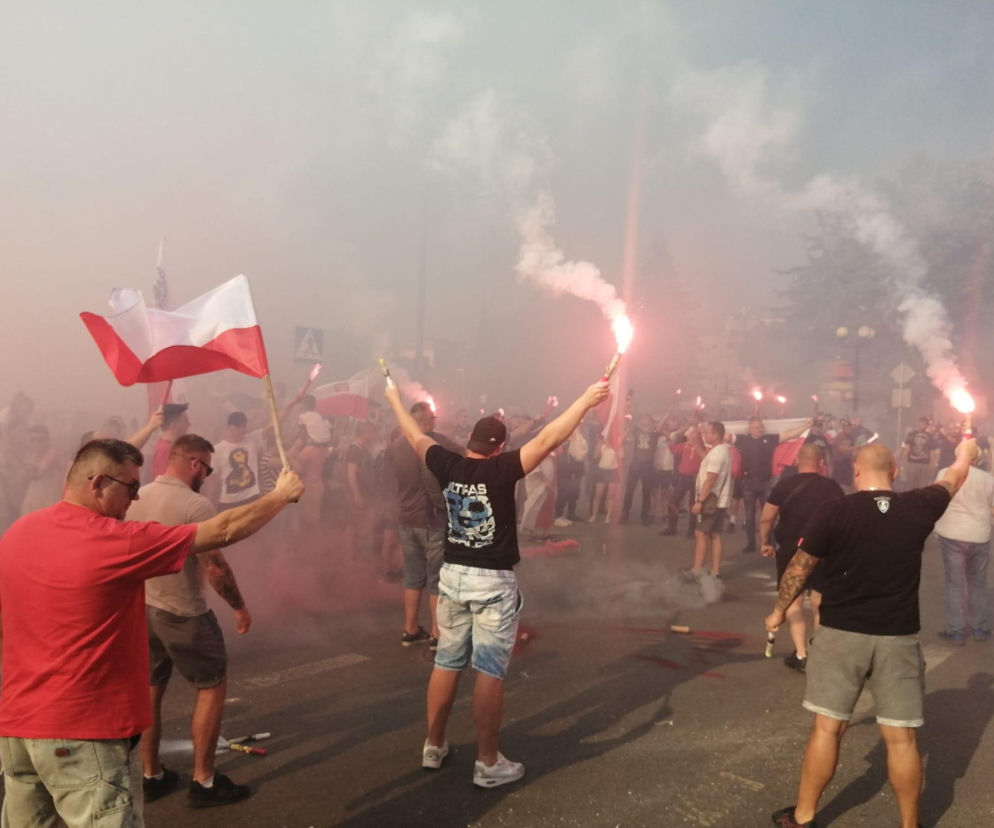Ludzie z polskimi flagami i racami podczas rocznicy powstania. O obchodach w Siedlcach przeczytasz na Eska Siedlce.