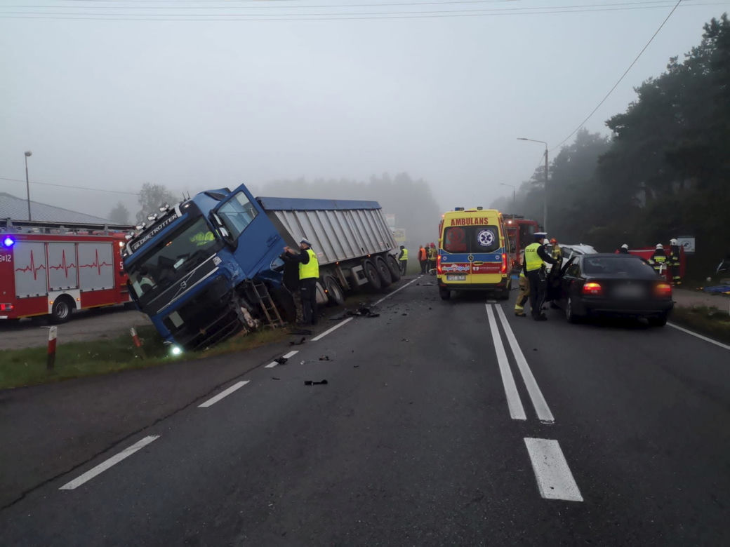 Śmiertelny wypadek w Ostrzeszowie! Trzyosobowa rodzina wjechała pod tira 