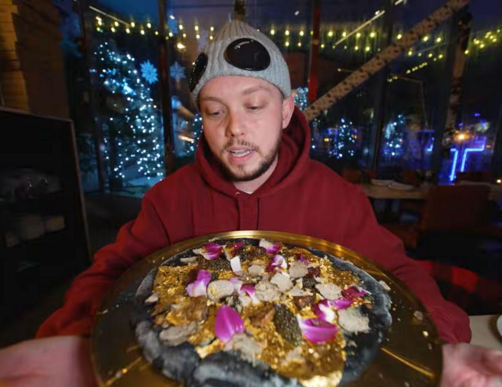 Książulo zapłacił prawie 8 tys. złotych za najdroższą pizzę na świecie. To co w niej znalazł obrzydziło internautów