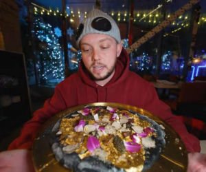 Książulo zapłacił prawie 8 tys. złotych za najdroższą pizzę na świecie. To co w niej znalazł obrzydziło internautów