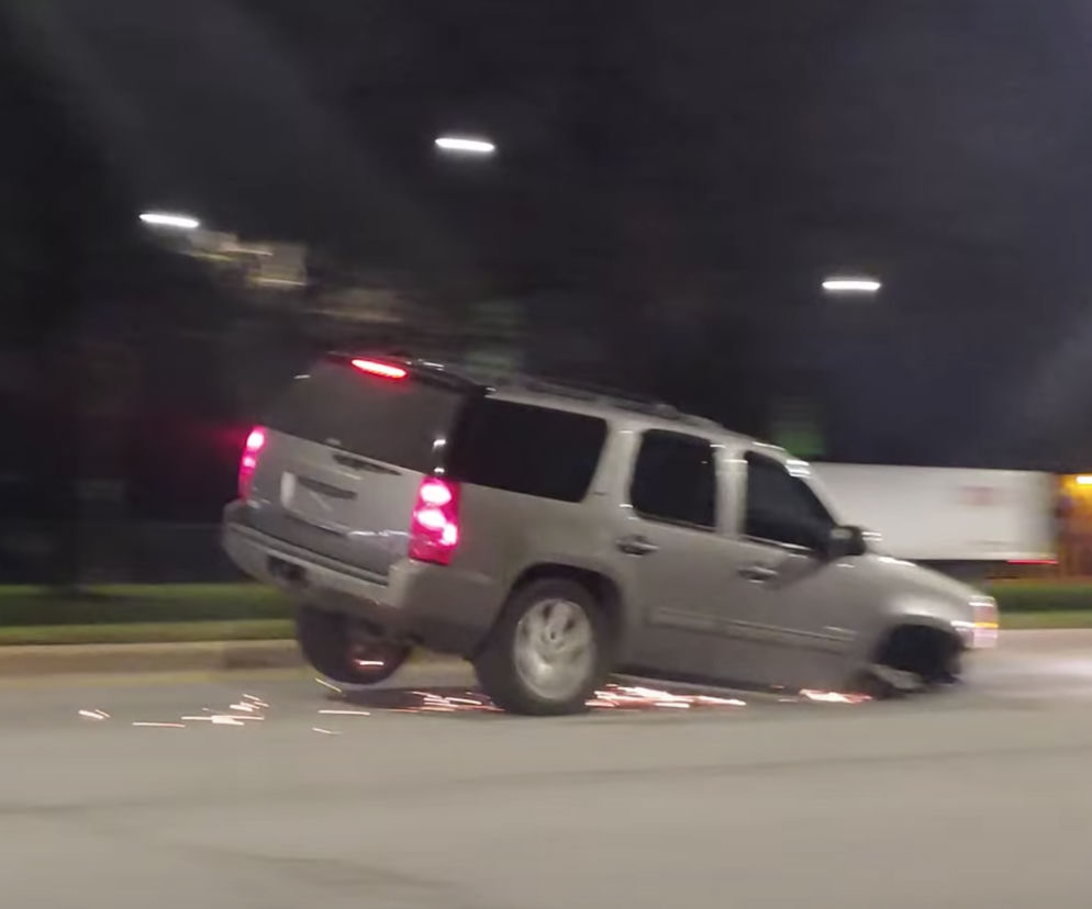 Jechał SUV-em o trzech kołach
