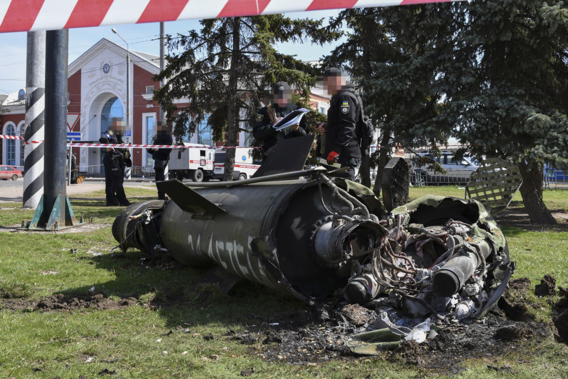 Napis na pocisku wystrzelonym w dworzec w Kramatorsku