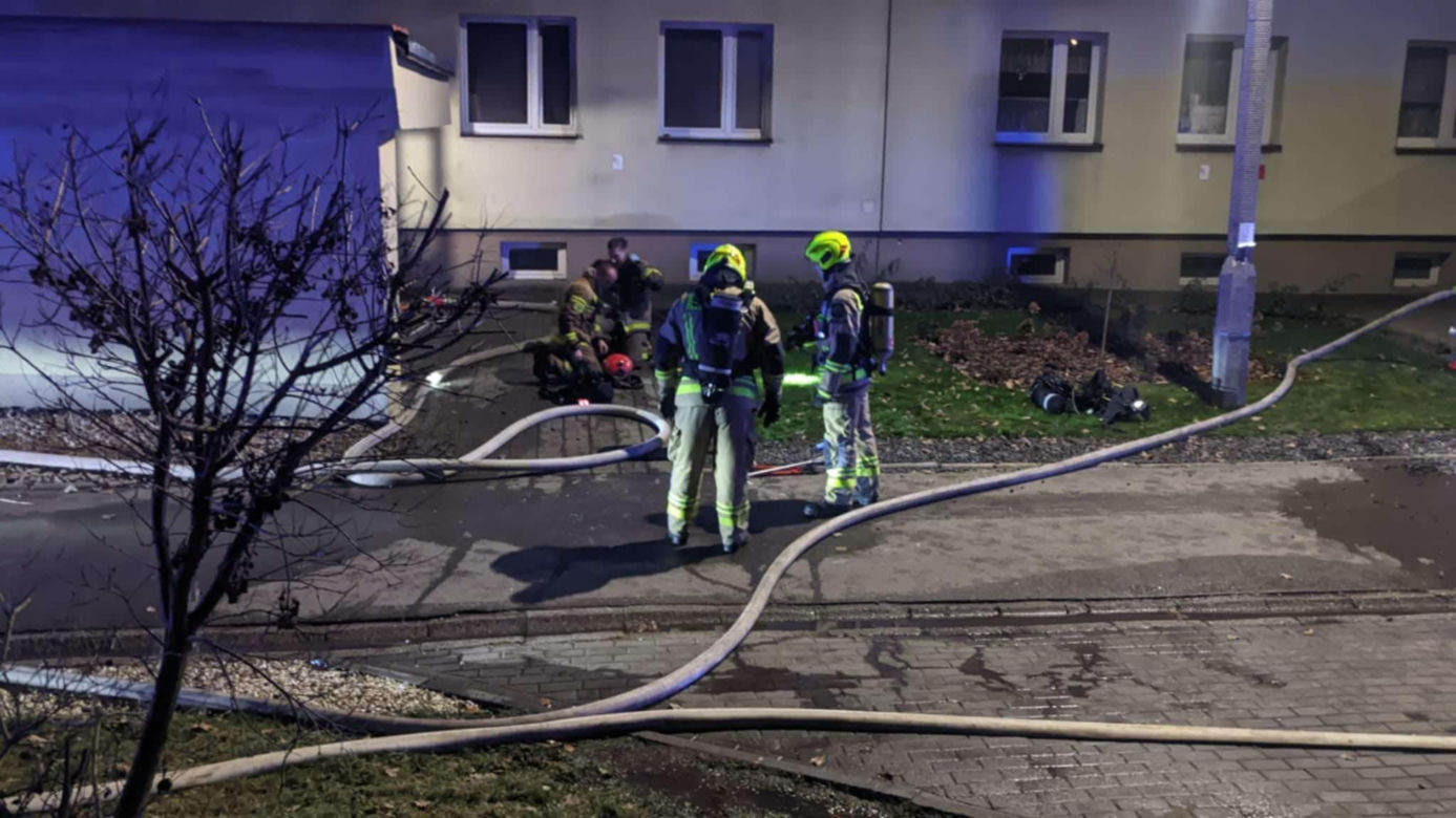Nocny pożar w bloku przy Olszewskiego w Jaworznie. Ewakuacja setki mieszkańców. Dwoje dzieci w szpitalu