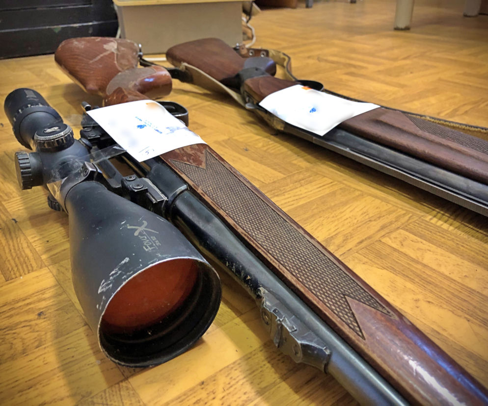 W bagażniku trzymał ZWŁOKI, a policjantom chciał przestrzelić kolana