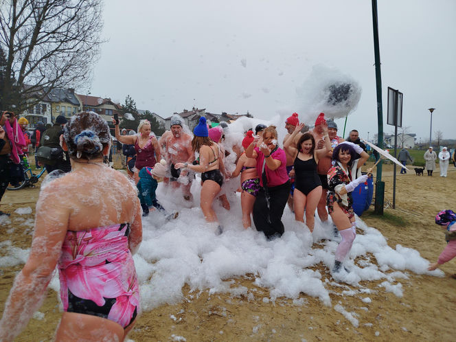 Mazowieckie Morsy otworzyły sezon morsowania 2025/2026 nad zalewem w Siedlcach