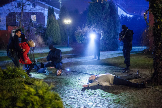 PIERWSZA MIŁOŚĆ. Gangster Borys Filipow (Eugeniusz Malinowski), Aneta Pałkowska (Maria Pakulnis)