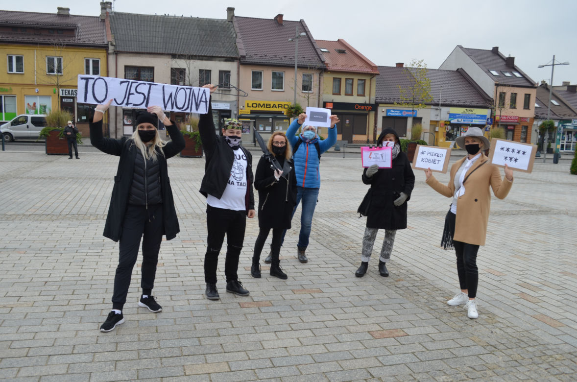 "NIE JESTEŚMY INKUBATORAMI" w Starachowicach też protestowali przed biurami posłów PiS 