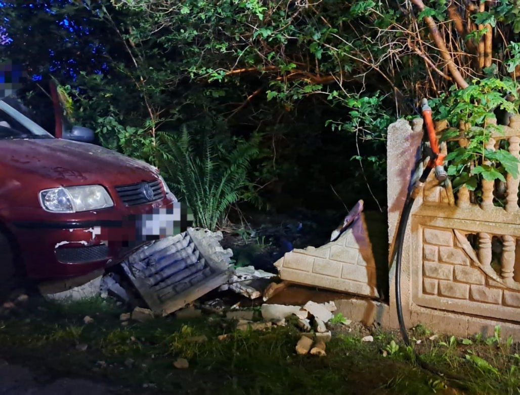 Wynik na alkomacie 3 promile. 30-latka podróż zakończyła na płocie