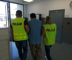 Taka sąsiadka to skarb! Powstrzymała włamywacza mimo że ją uderzył. Policja złożyła jej gratulacje