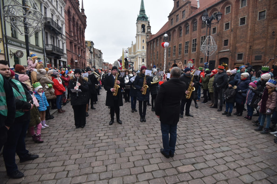 Orszak Trzech Króli 2023 w Toruniu. Efektowne figury, piękne kolory i aktywiści o dramacie uchodźców