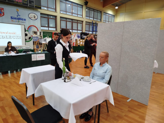 Już po raz ósmy w Siedlcach rywalizowali młodzi kelnerzy z całej Polski