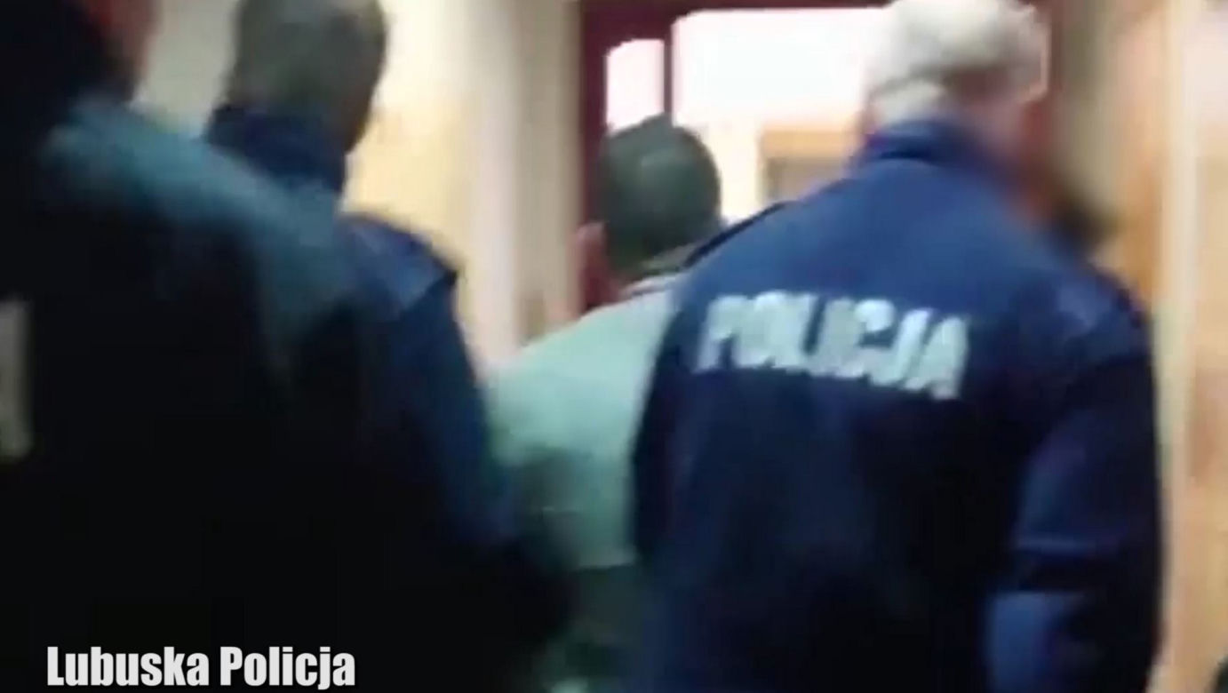 Próbował włamać się do komendy policji w Żarach! Gdy się nie udało, zaatakował mundurowych śrubokrętem [ZDJĘCIA]. 
