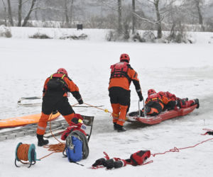 Gdy załamie się lód. Co robić, by uratować siebie lub kogoś, gdy wpadnie do wody?