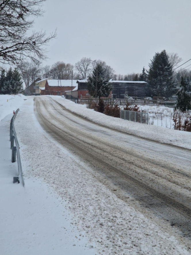 Atak zimy na wybrzeżu. Burze śnieżne, zasypane drogi i alerty IMGW