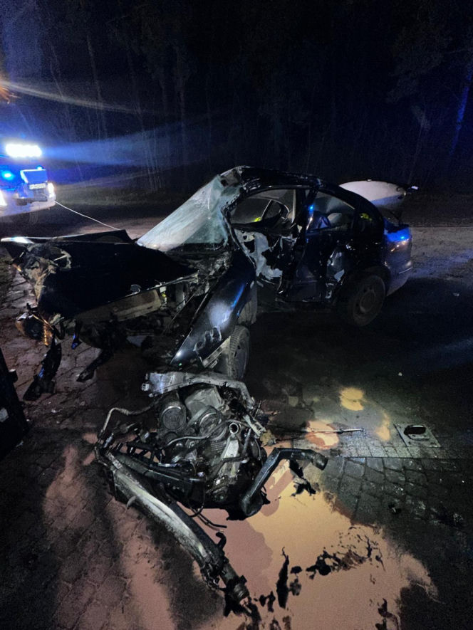 Z impetem uderzył w ogrodzenie w Ziemnicach niedaleko Leszna. Tyle zostało z pojazdu