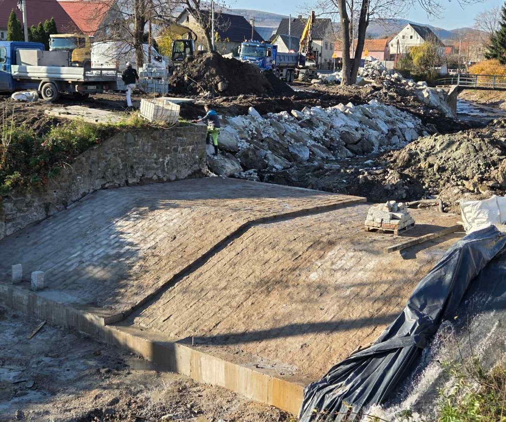 Budowlańcy kończą prace na potoku Biała Woda w Paczkowie