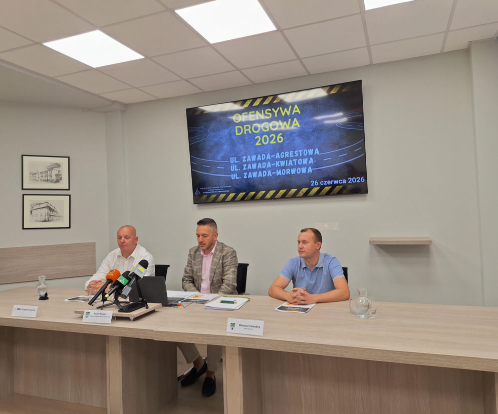 Trzech mężczyzn na konferencji prasowej, obok mikrofony i laptop, za nimi ekran z napisem Ofensywa Drogowa 2026 i nazwami ulic w Zawadzie, które przejdą metamorfozę. Więcej o tym przeczytasz na naszym portalu.