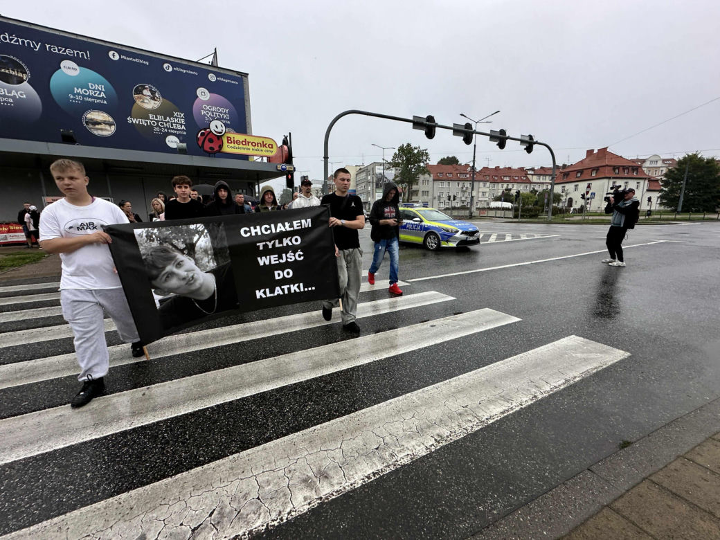 Setki osób upamiętniły Oliwiera. 20-latek zmarł po interwencji policji. "Zabili go jak zwierzę"