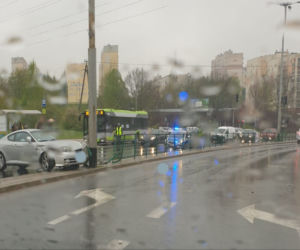Olsztyn. Wypadek na ul. Synów Pułku. Samochód osobowy zderzył się z autobusem. Droga zablokowana